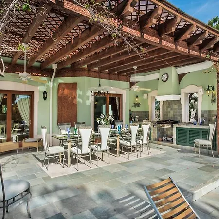 Sleeps 15 With Pool Air Con And Wifi
