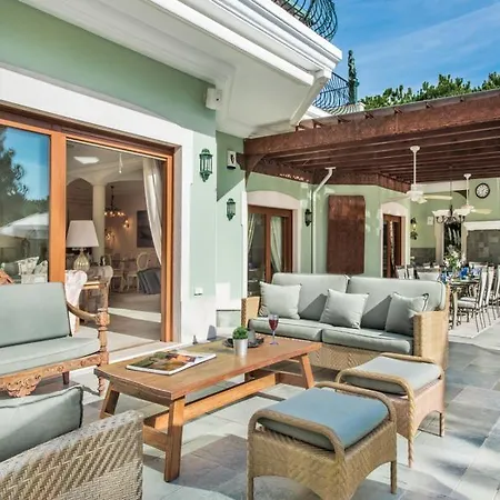 Villa Sleeps 15 With Pool Air Con And Wifi
