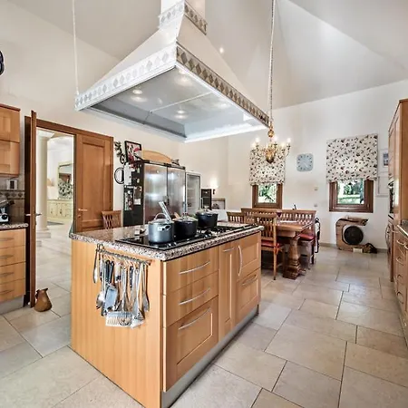 Sleeps 15 With Pool Air Con And Wifi Villa Quinta do Lago